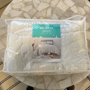 Pillowfort jersey wave comforter set. Full / queen
